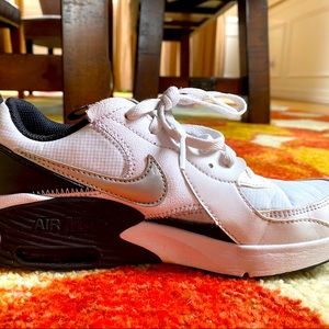 Boys white and black Nike air size 3.5
